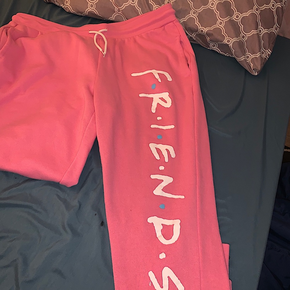 pink “FRIENDS” sweatpants 💓